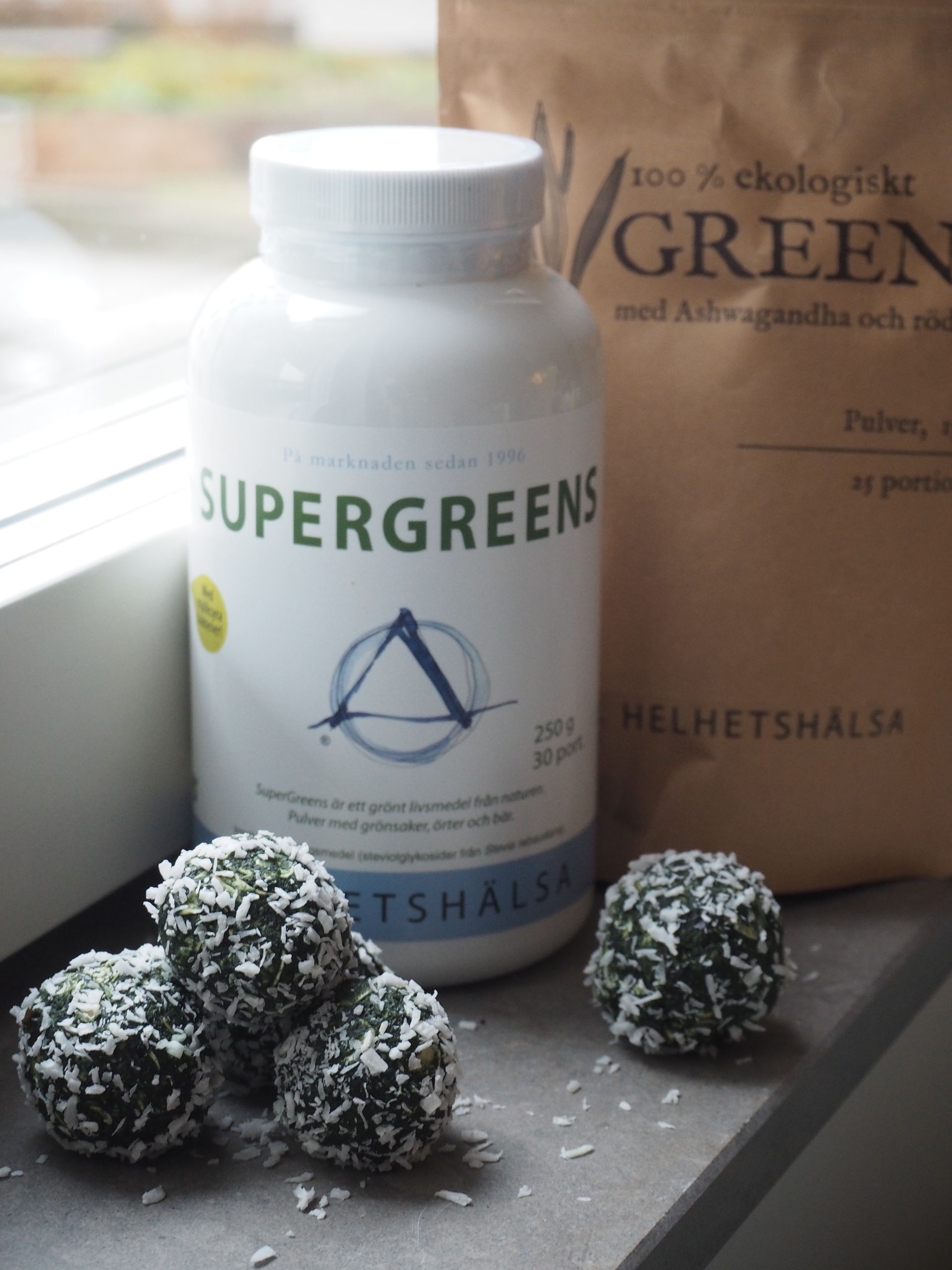 Gröna rawbollar, Rawfood bollar med havregryn och Supergreens till mellanmål eller fika