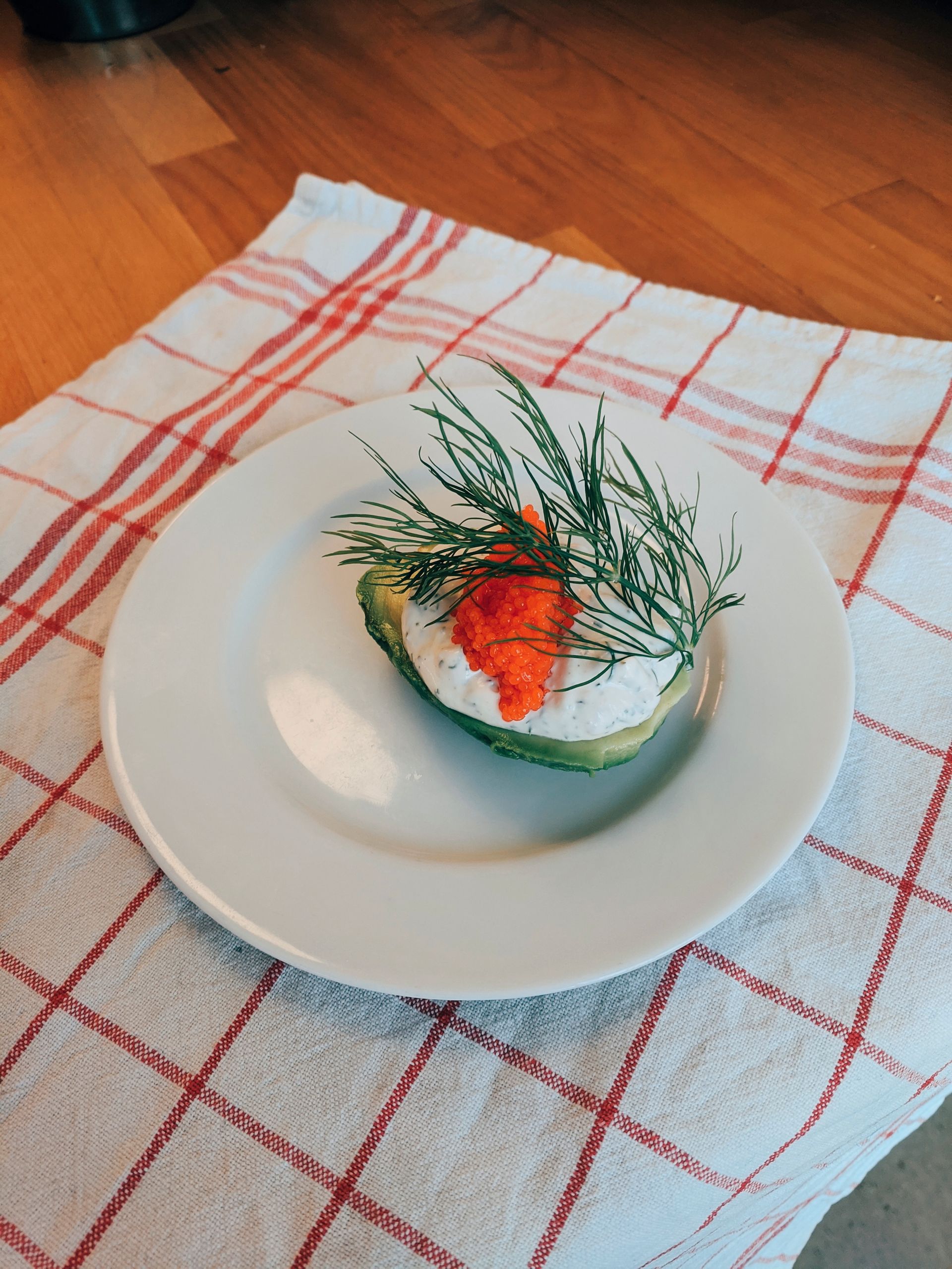 Vegansk skagenröra i avokadohalvor, Recept på vegansk skagenröra med avokado