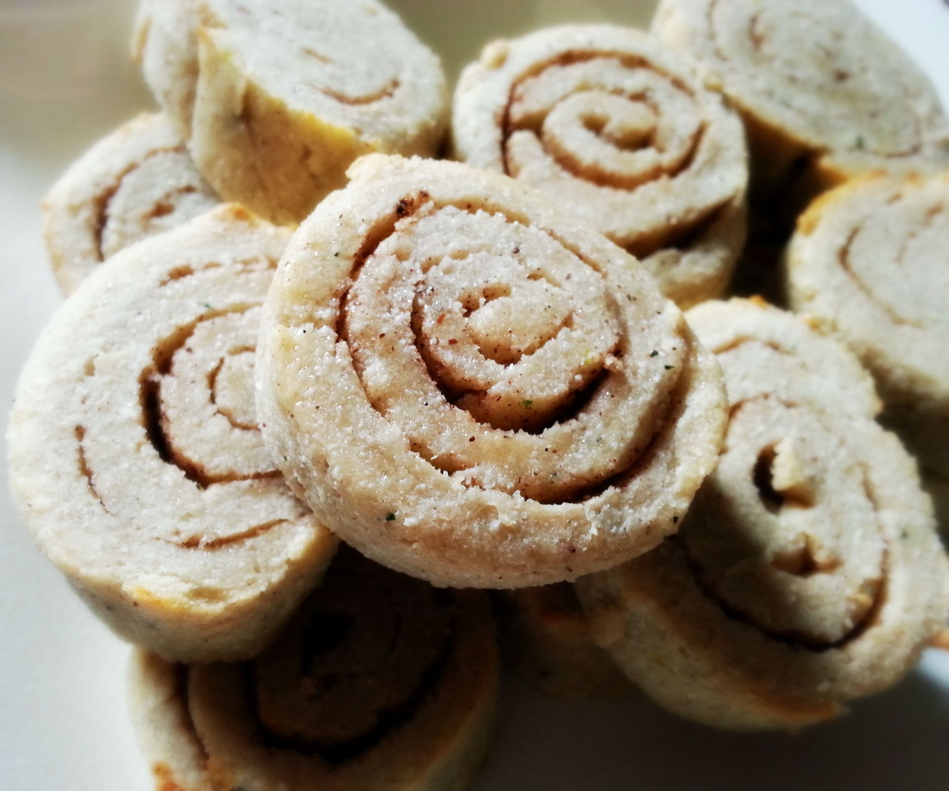 Veganska kanelbullar utan socker och gluten, Recept på veganska kanelbullar som också är sockerfria och glutenfria.