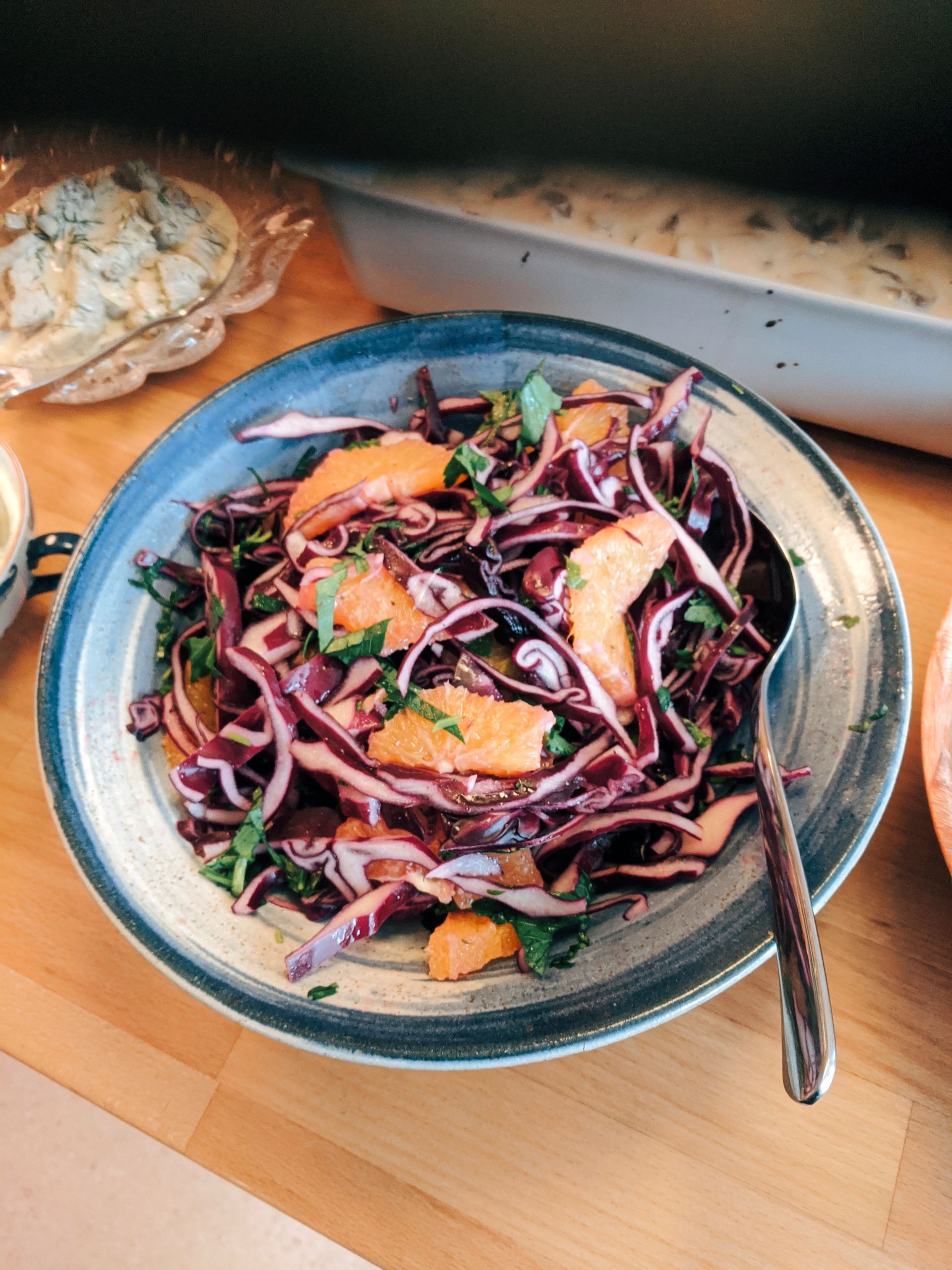 Rödkålssallad med apelsin & valnötter, Rödkålsallad till jul med smak av apelsin och basilika